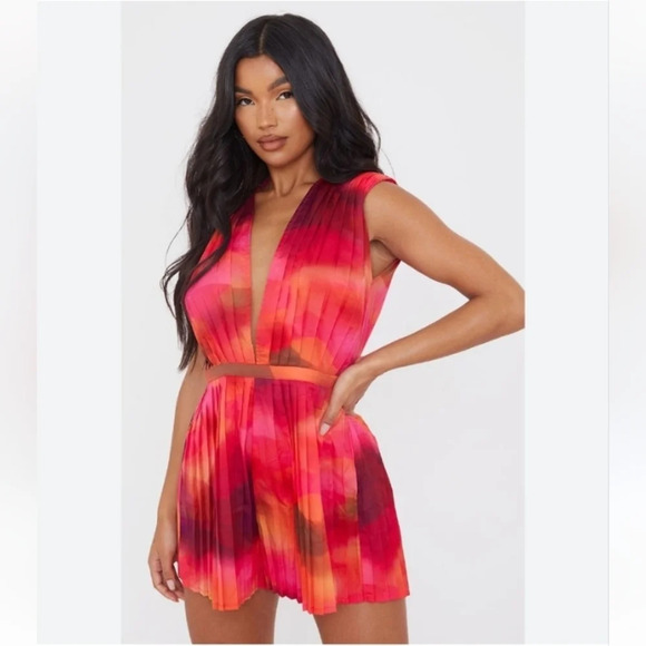 Pretty Little Things Pink Wave Print Pleated Shoulder Plunge Romper Size 12 NWT - Picture 2 of 9